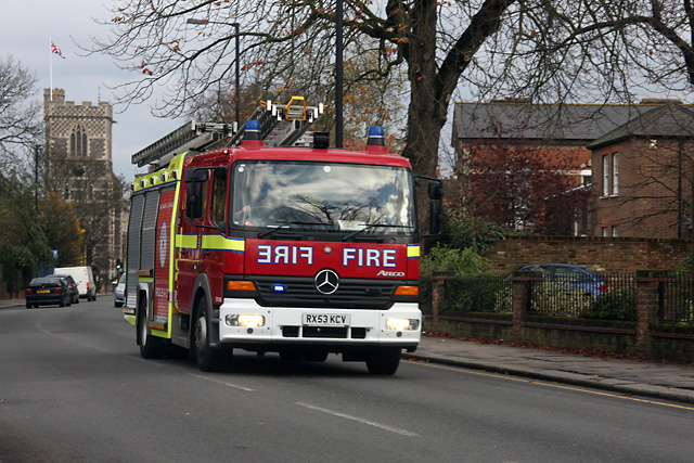London Fire Brigade DPL1146 on a shout in Barnet