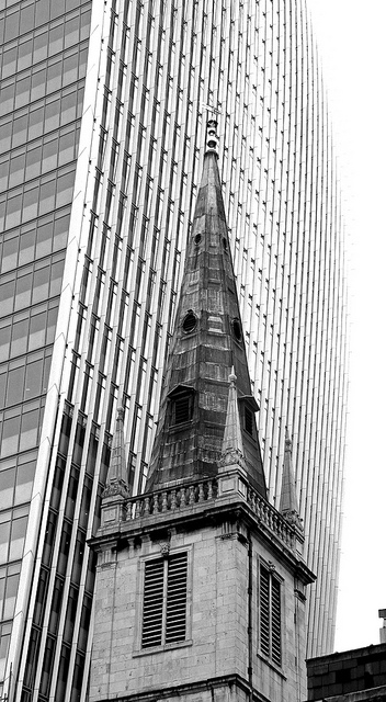 St Margaret Patterns Chruch overshadowed by Rafael Viñoly's 20 Fenchurch Street