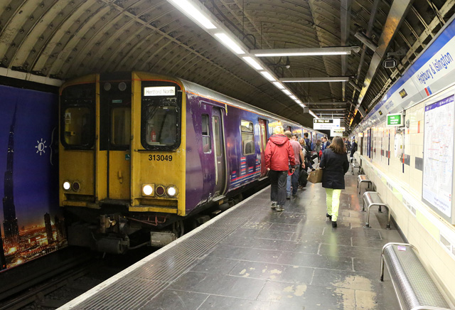 313049 at Highbury & Islington